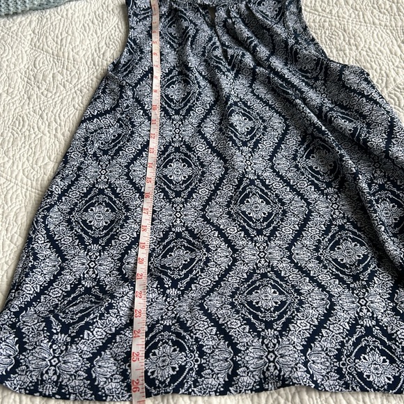 Beautiful floral sleeveless blouse, size medium - Picture 7 of 9